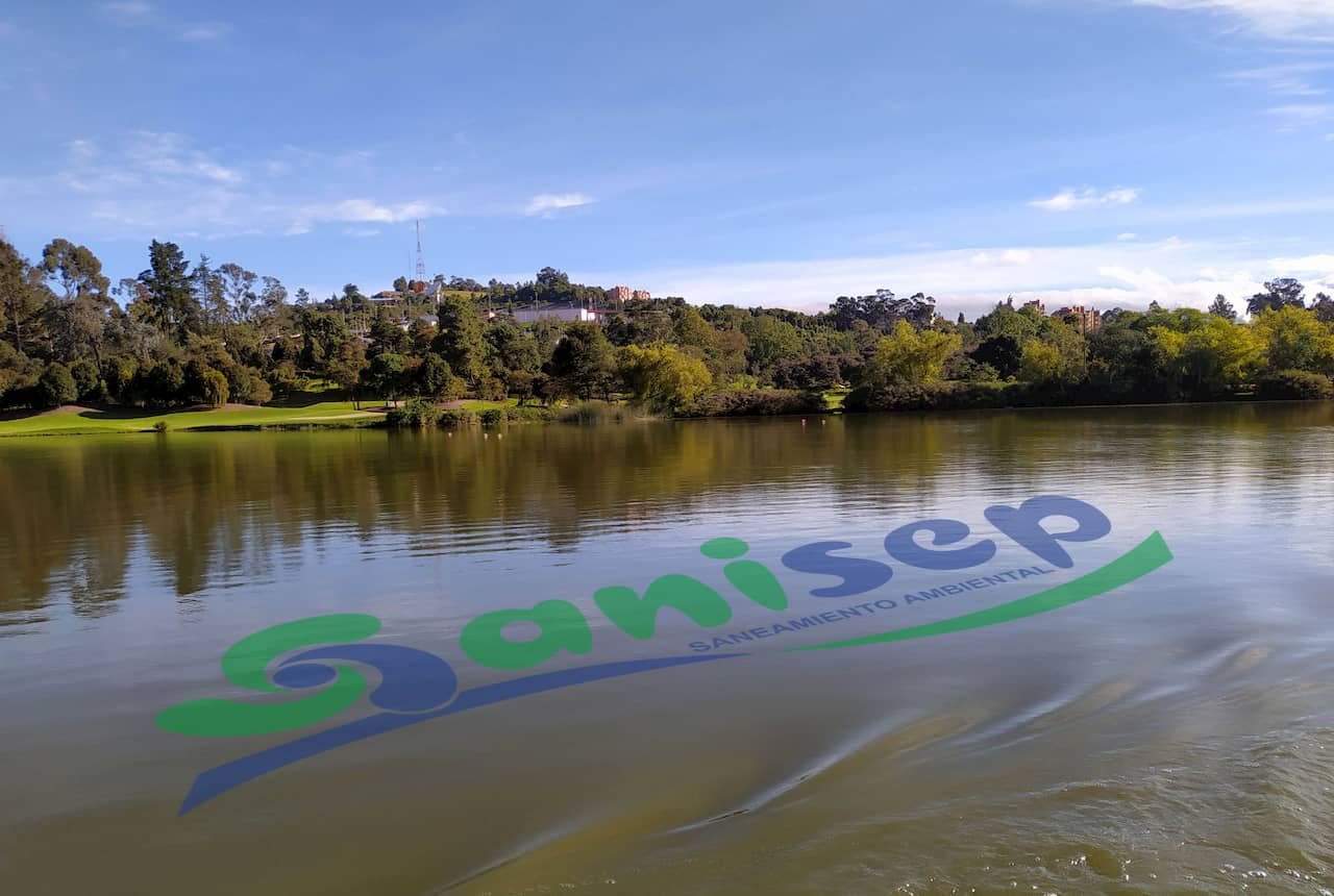 Logo de Sanisep en un lago
