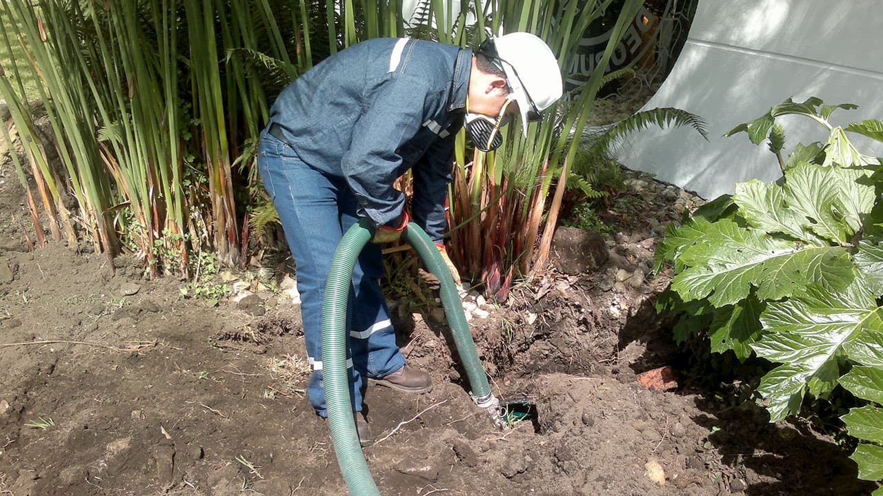 Hombre limpiando pozo 2 -Sanisep